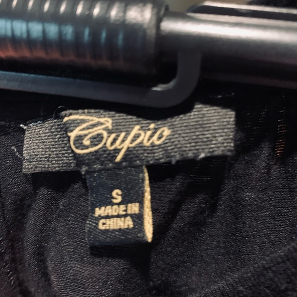 Black flowing top with cut out shoulders - Picture 5 of 7